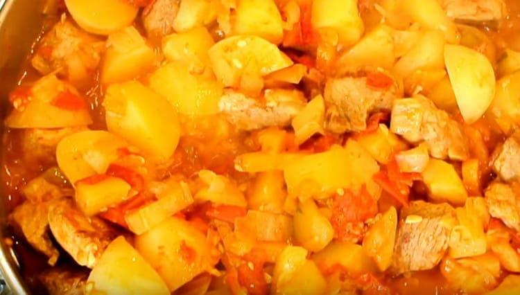 Вкусна яхния от тиквички е готова.