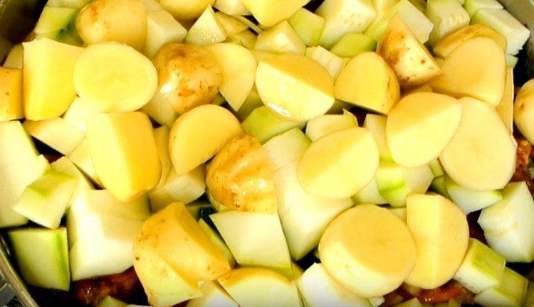 нарязваме тиквички, картофи и добавяме в тигана.