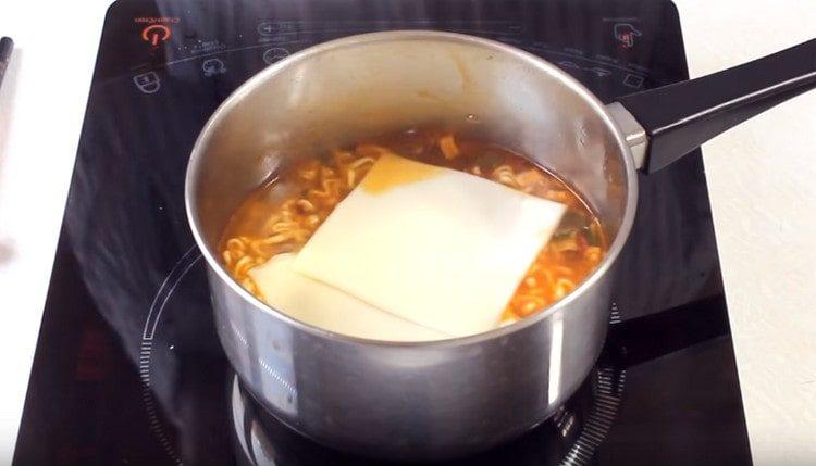 Добавете резени платино сирене.