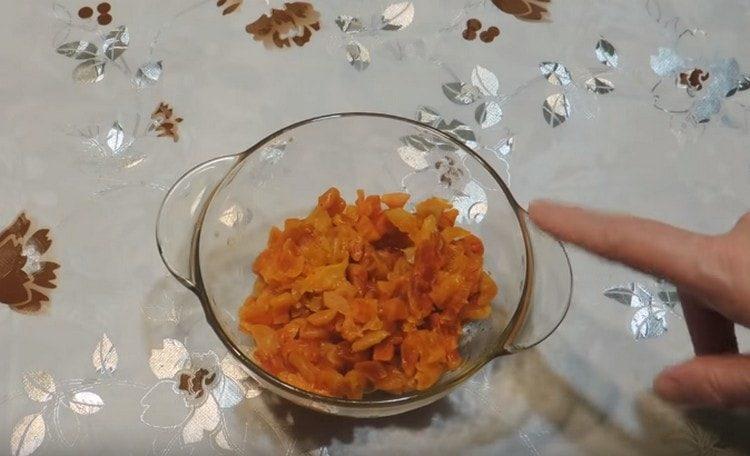 Нарежете сушени кайсии на пара с вряла вода на парчета.