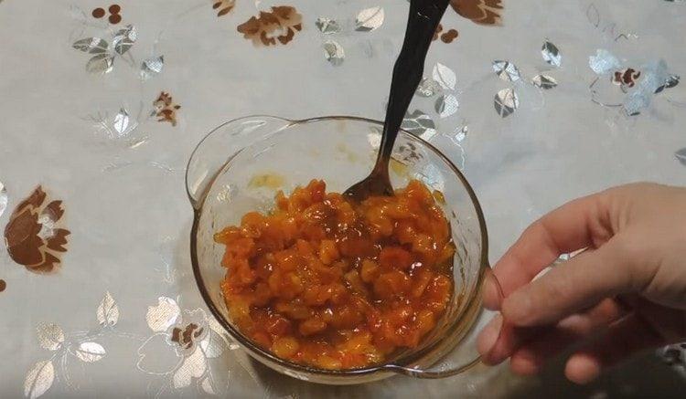Смесете пилето със сладко.