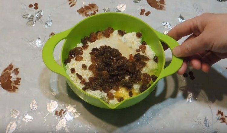 Смесваме изварата със захарта, яйцето. добавете стафиди.