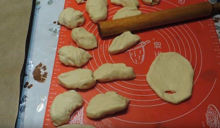 Нарязваме една част от тестото на порционирани парчета за пайове.