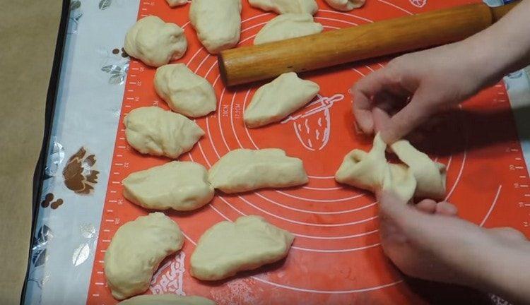 сложете плънката от сушени кайсии, оформете пай.