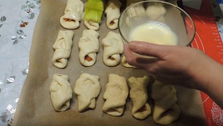 намажете пайовете със смес от яйца и мляко.