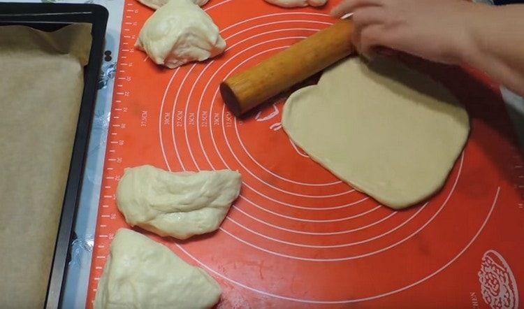 Разделете тестото на парчета, разточете всяко парче.