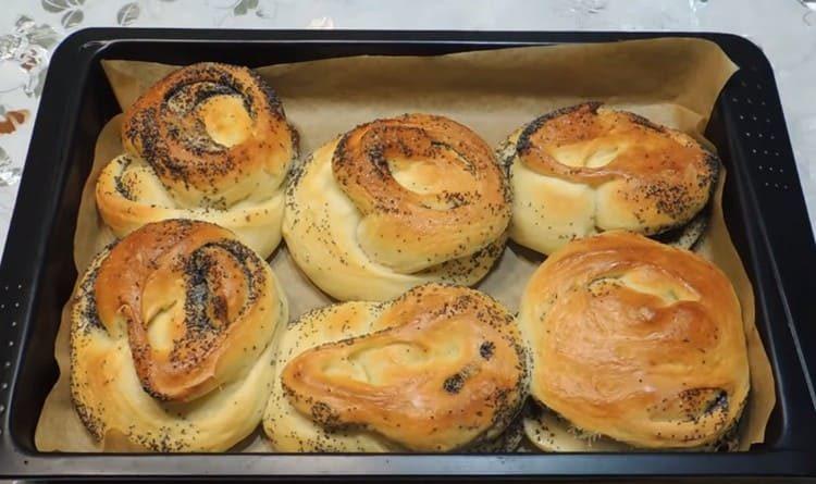 Готови са и кифлички с маково семе.