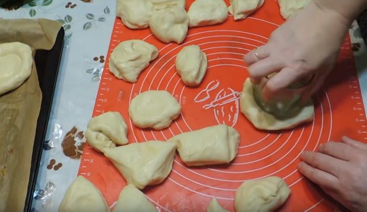 Във всяко заготовка с чаша правим вдлъбнатина.