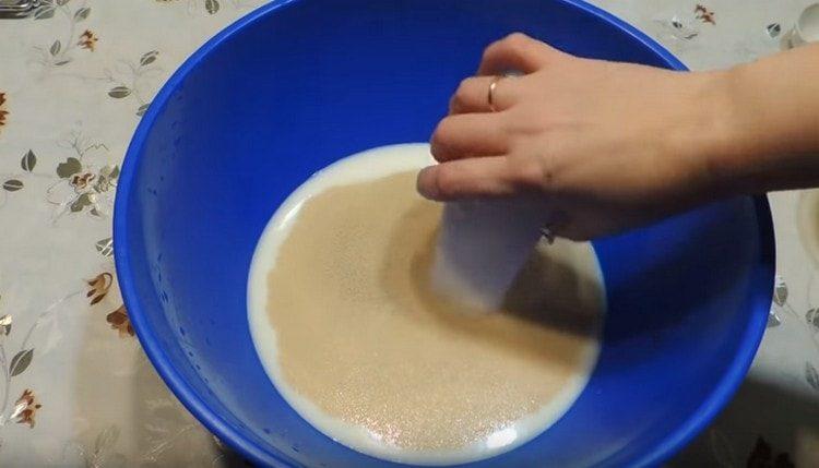 Добавете мая и захар.