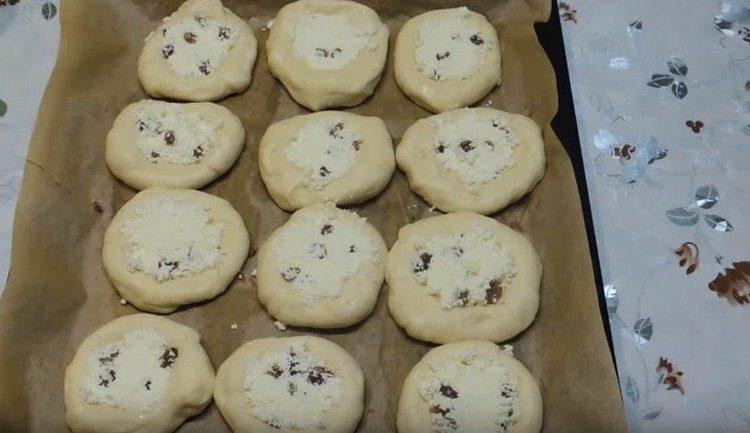 Запълнете заготовките с пълнеж от извара.