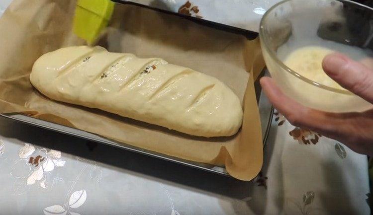 Преди да изпратите във фурната, намажете продукта с яйце.