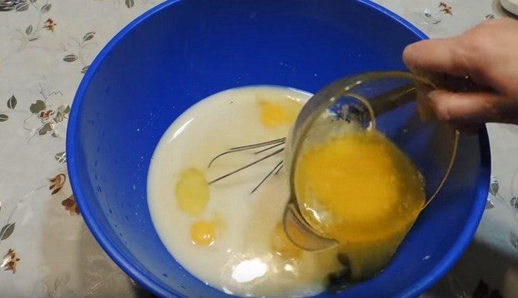 Добавете разтопеното масло.