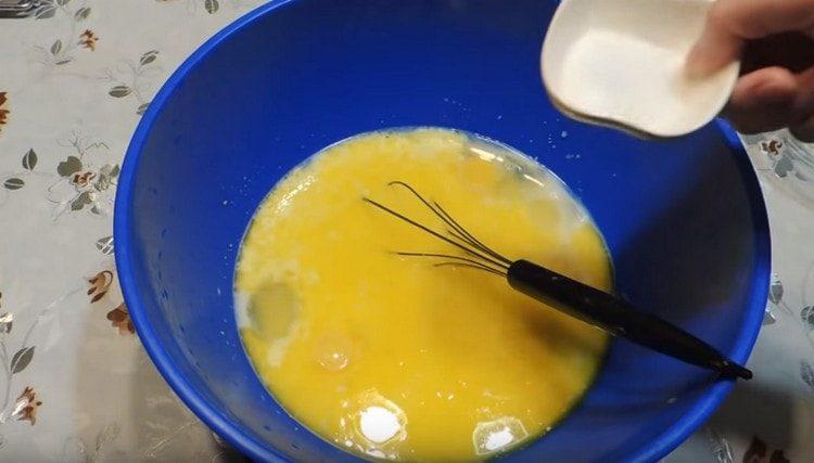 Добавете сол.