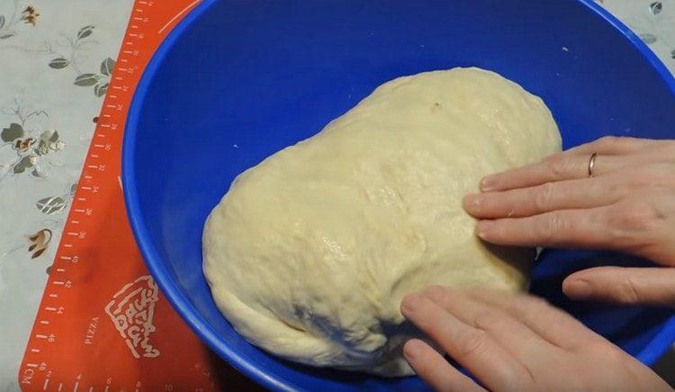 Омесете мекото тесто.