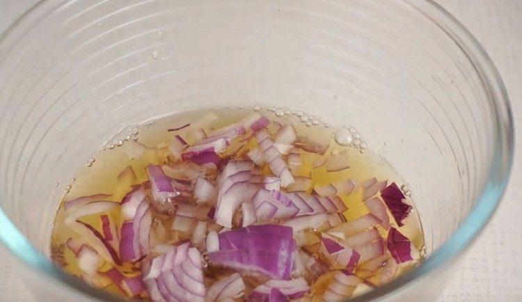 Смелете лука и разпределете в маринатата.