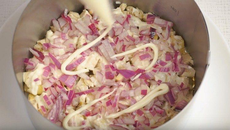 На следващо място, добавете лук, отново майонеза.