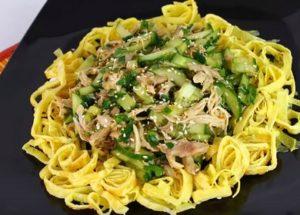 Приготвяме вкусна салата без майонеза по стъпка по стъпка рецепта със снимка.