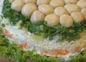 Приготвяме вкусна и красива салата Гъба поляна по стъпка по стъпка рецепта със снимка.