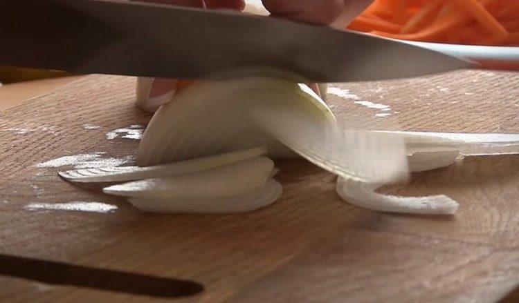 Нарежете лука на тънки полукръгчета.