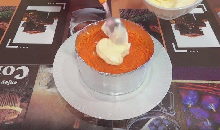 Покриваме слоя моркови с майонеза.