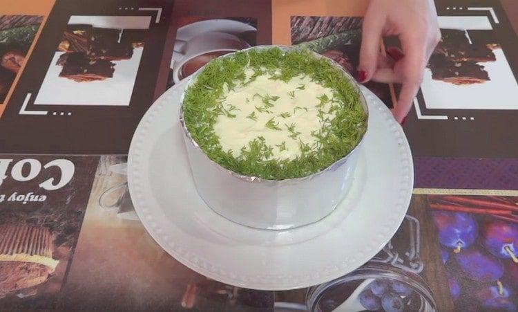 Поръсете салатата с билки по периметъра.