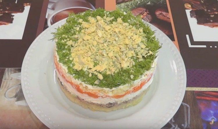 Салата Мимоза със саури е не само вкусна, но и сърдечна.