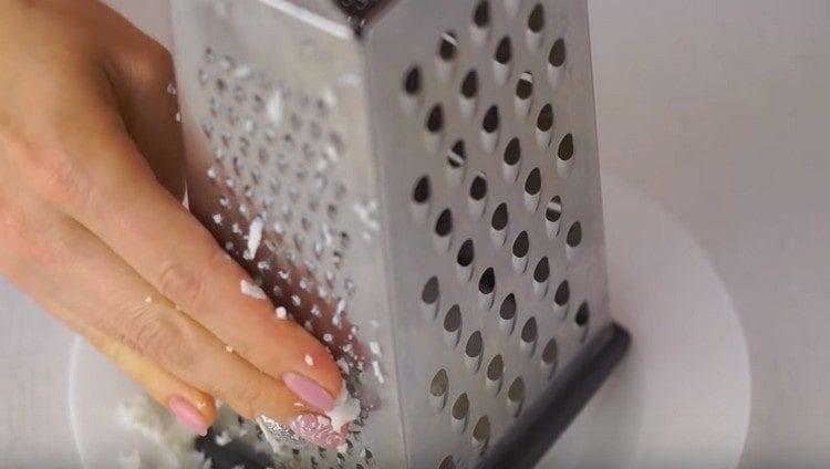 Настържете отделно белтъците и жълтъците.