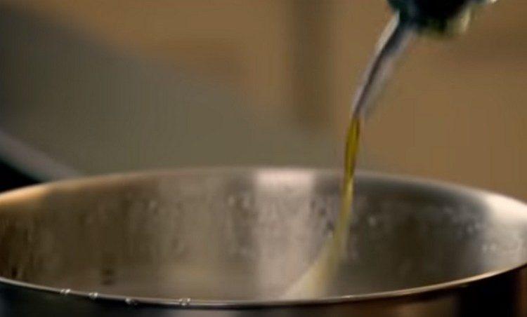 В тенджера докарайте водата до кипене, добавете сол, добавете зехтин.