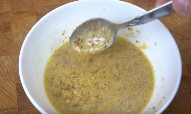Класическият сос за салата Цезар е готов.