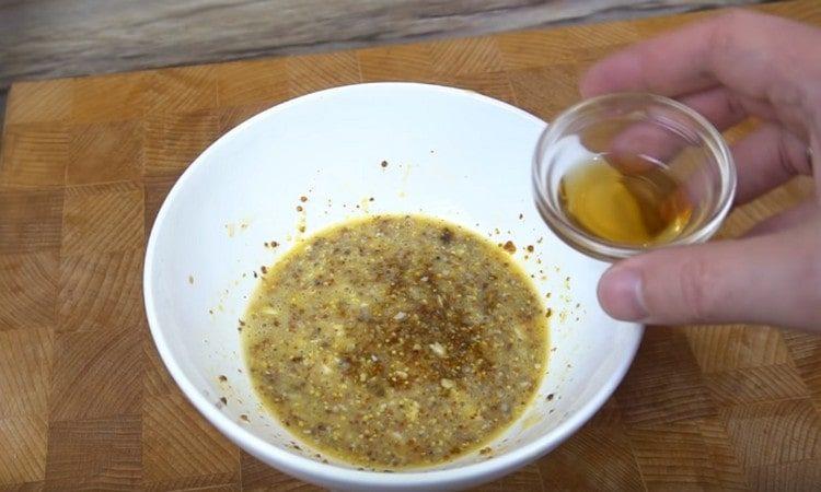 Добавете соса Уорчестър, както и рибния сос.