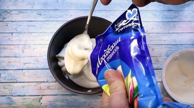 За заквасена сметана добавете майонеза.