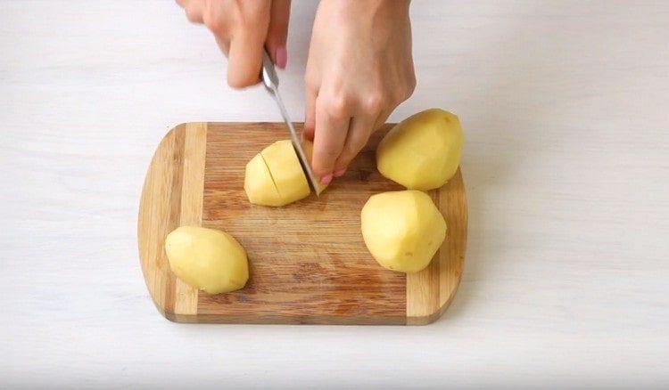Нарежете картофите.