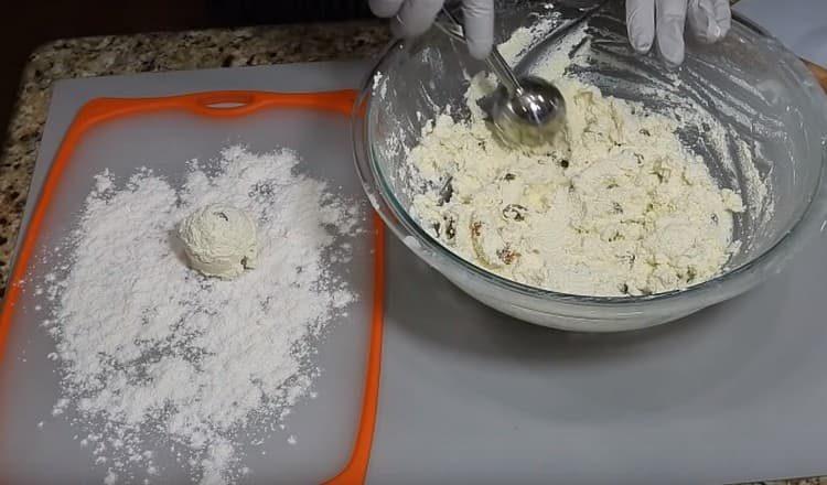 От масата на изварата оформяме топки.