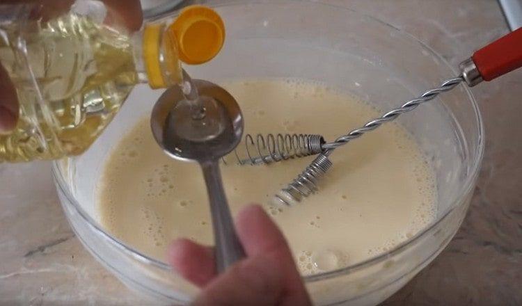 Добавете растително масло към тестото.