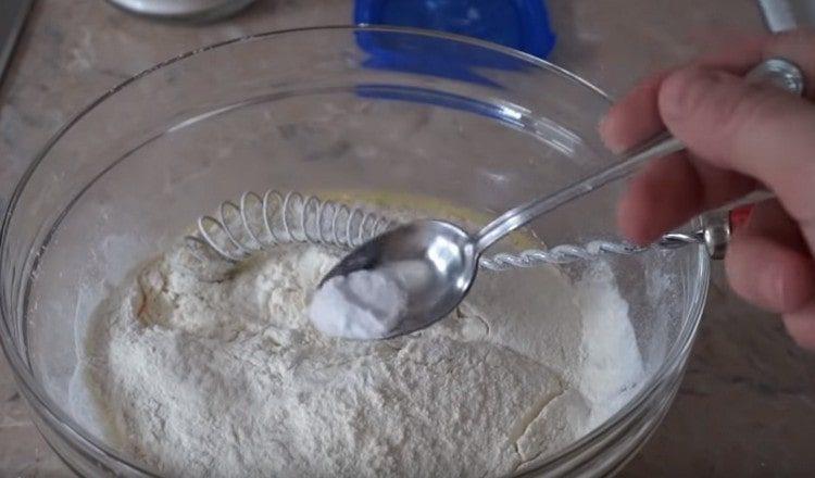 Добавете и сода.