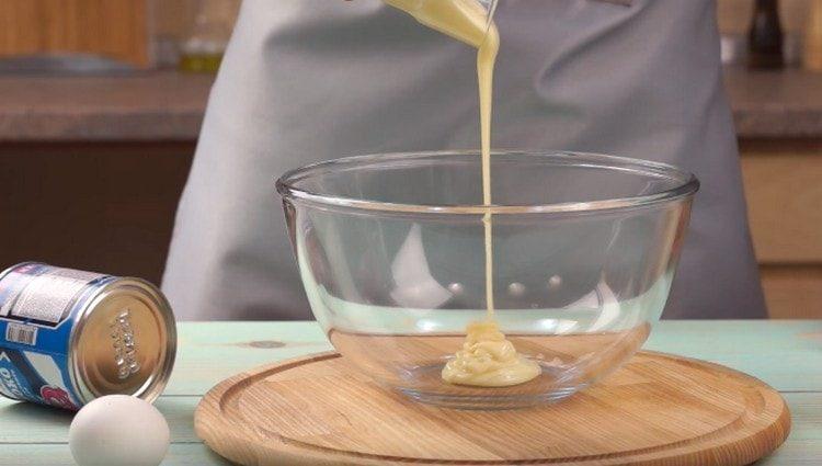 изсипете кондензирано мляко в купа.