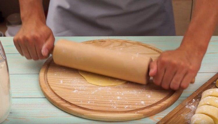 Всяка част от тестото разточваме с точилка в торта.