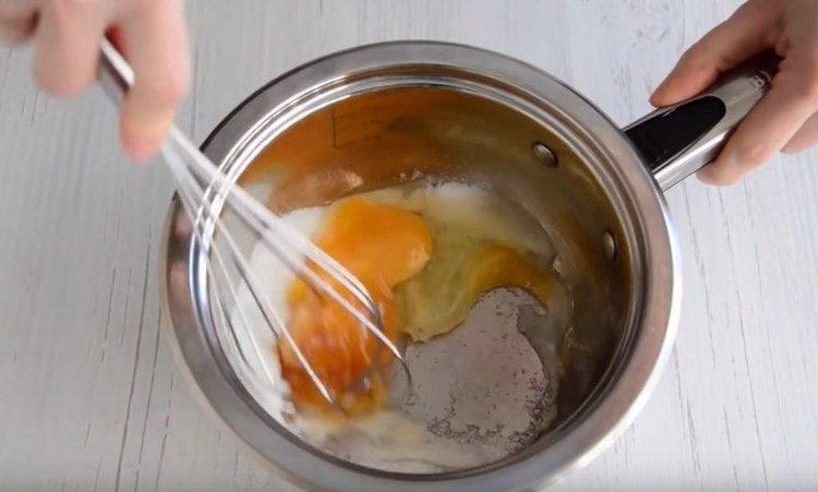 В яхния смесете захарта, яйцето, меда и солта.