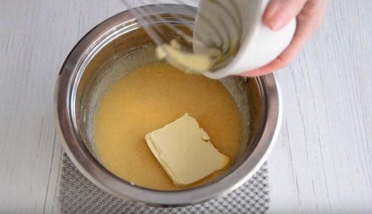 Добавете маслото към масата и сложете на огъня.