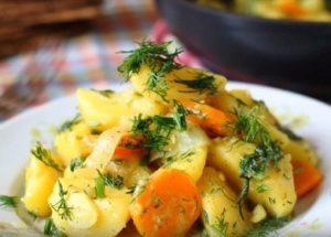 много вкусни и ароматни задушени картофи: ние готвим по рецептата със стъпка по стъпка снимки.