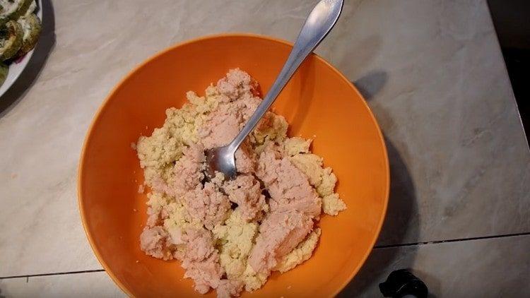 Смелете ракови пръчици и варени яйца с пасатор.