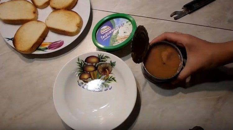 Нарежете хляба на филийки и подсушете в сух тиган.