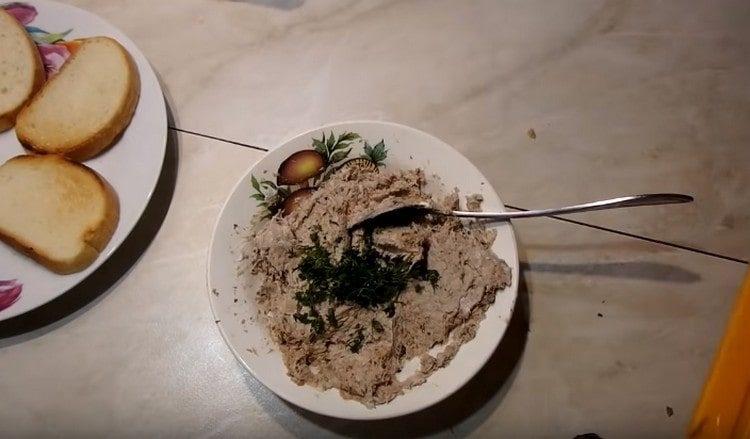 Към масата добавете нарязан копър.
