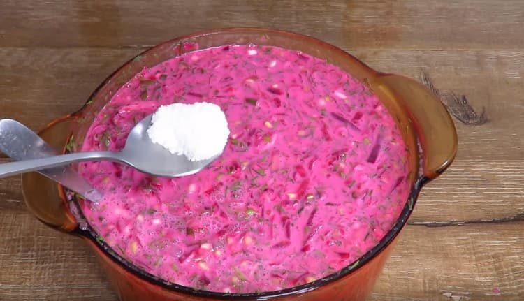 Добавете сол и горчица на вкус.