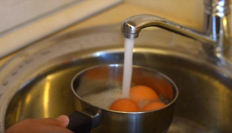 Слагаме яйца в тиган и заливаме със студена вода.