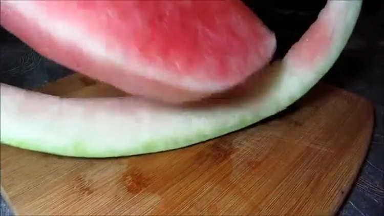 почистваме кожи от диня