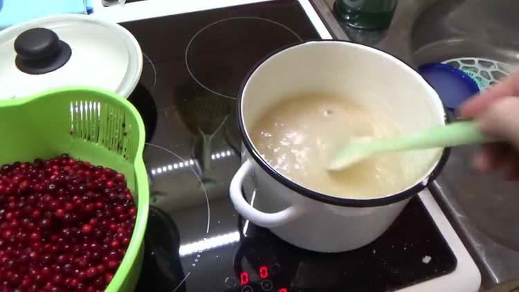 смесете водата със захарта