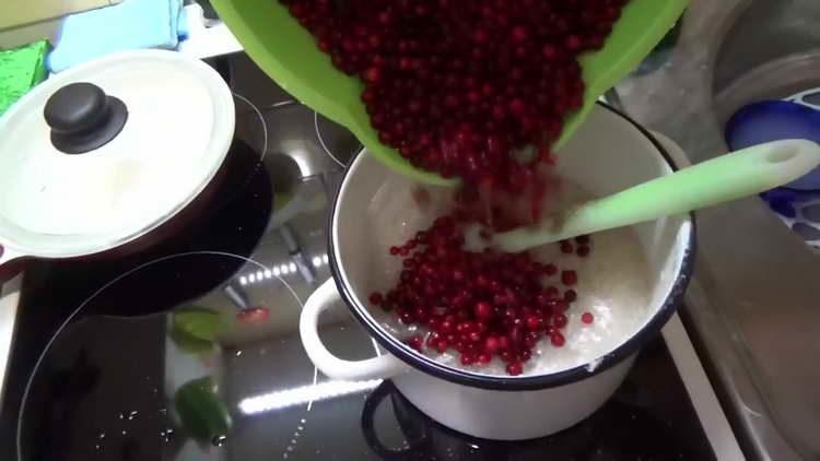 изпратете червени боровинки в сироп