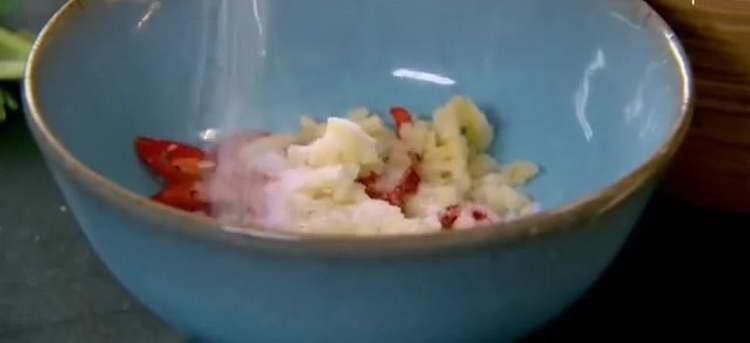 ситно нарязваме черния пипер