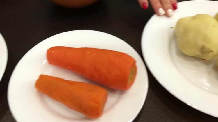 сварете моркови и картофи